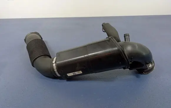 BMW 1 F40 Intake resonator 8693166