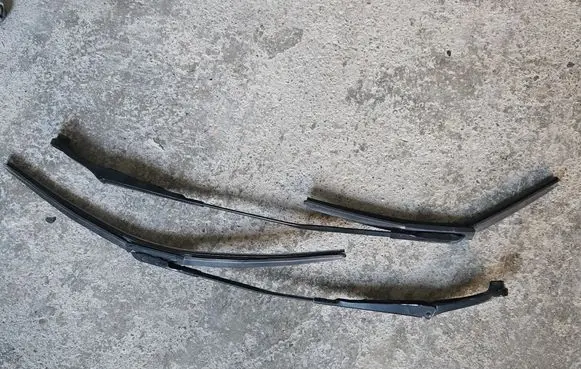 Front wiper blade arm