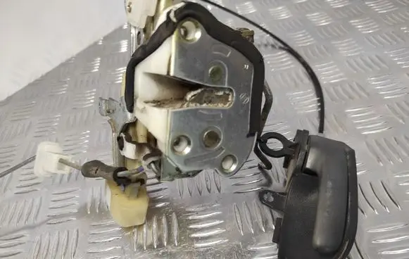 Toyota Yaris Front door lock 010416