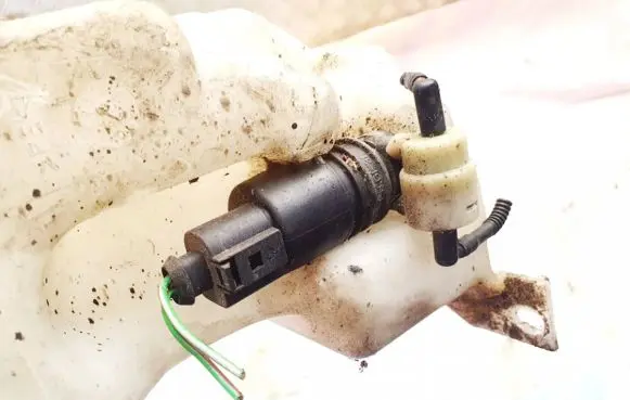 Volkswagen Golf IV Windscreen/windshield washer pump
