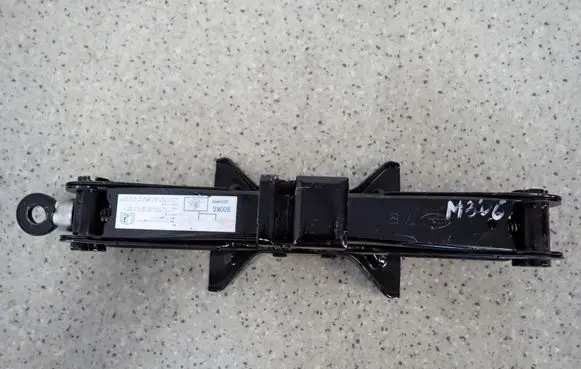 Mazda 3 I Spare wheel mounting bracket