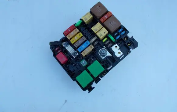 Peugeot 208 Fuse module 9804848480