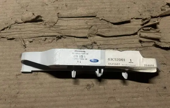 Ford Focus Front bumper mounting bracket 1521607