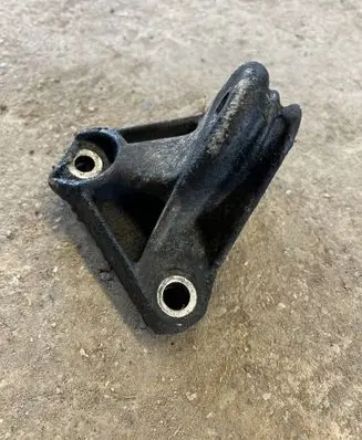 Engine mounting bracket