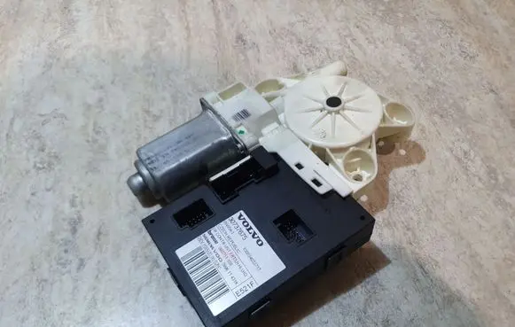 Volvo V50 Front door window regulator motor 30737675