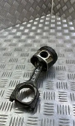Jeep Cherokee Piston with connecting rod 