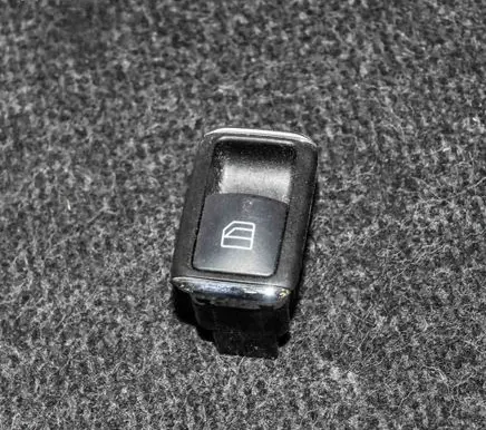Mercedes-Benz C W204 Electric window control switch 03139101 A2048707358