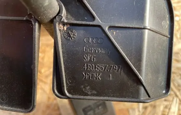 Audi A4 S4 B5 8D Middle seatbelt buckle (rear) 4B0857797 8D08577390