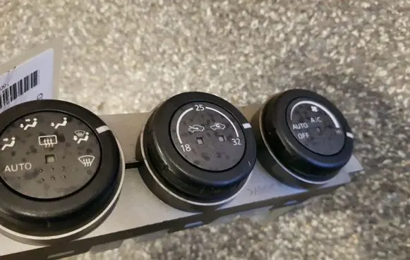 Nissan X-Trail T30 Climate control unit