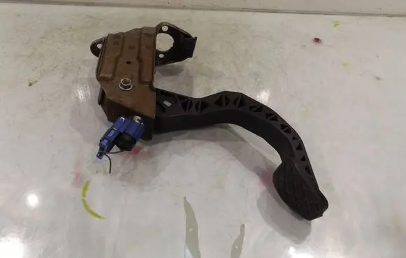 Volkswagen Polo IV 9N3 Clutch pedal 6Q1721059AJ