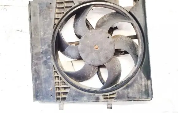 Radiator cooling fan shroud
