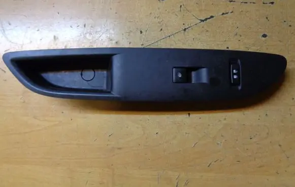 Opel Mokka Electric window control switch 95025523 13301886