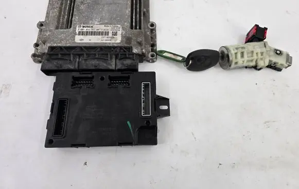 Renault Trafic III (X82) Engine ECU kit and lock set 0281033357 237106626R 284B12763R