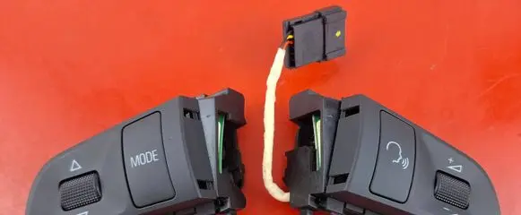 Steering wheel buttons/switches