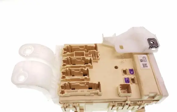 Toyota Auris E180 Fuse module 63586756 8273012X81