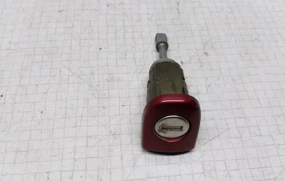 Volkswagen PASSAT B5 Front door lock (next to the handle) 