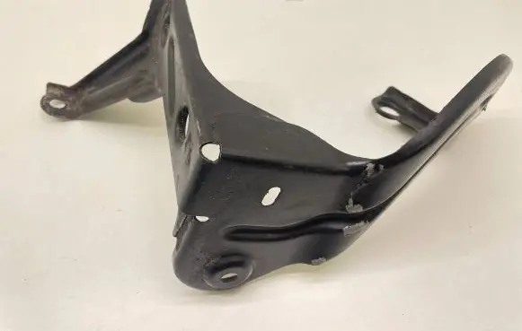 Audi A6 S6 C6 4F Intercooler pipe mounting bracket 4F0145813