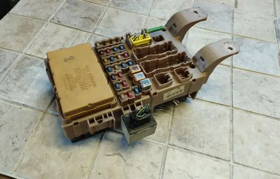 Toyota Corolla Verso E121 Fuse module 8264113040 2323000230