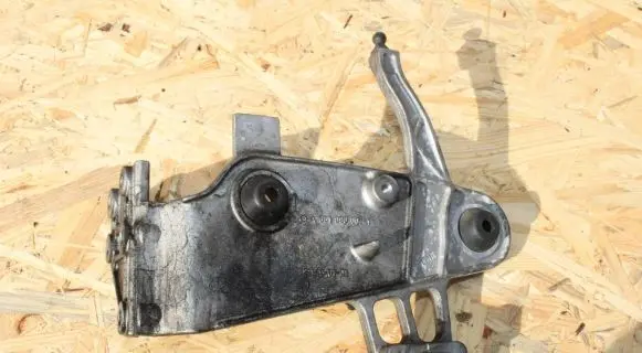 Mercedes-Benz E W212 Air filter cleaner box bracket assembly A6510900041 211420101