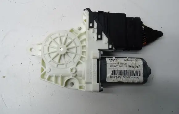 Skoda Octavia Mk2 (1Z) Front door window regulator motor 5K0959703A