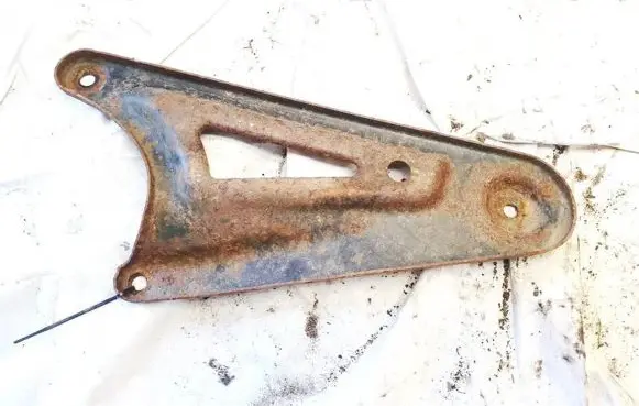 Engine mounting bracket
