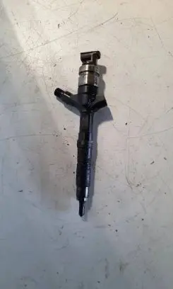 Toyota Avensis T250 Fuel injector 236700G010