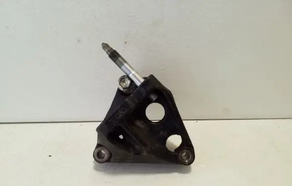 Lexus CT 200H Engine mounting bracket