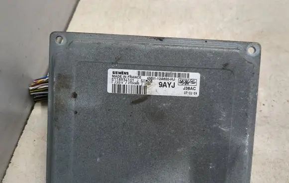 Ford Focus Engine control unit/module 4M5112A650HJ S118934101