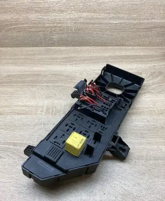 Opel Vectra C Fuse module 13223679 518898002