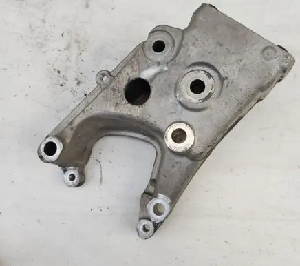 Peugeot 607 Engine mounting bracket