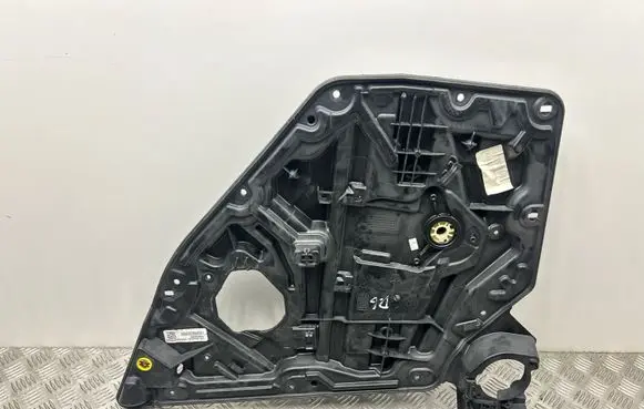 Rear window lifting mechanism without motor