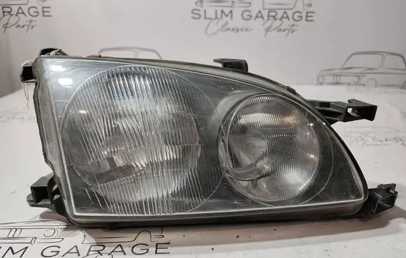 Toyota Avensis T220 Headlight/headlamp 8111005120
