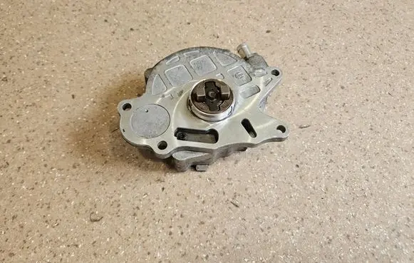 Audi A4 S4 B8 8K Vacuum pump 03L145100F