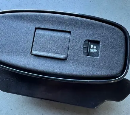Land Rover Defender USB socket connector J9C361088AA 10570272