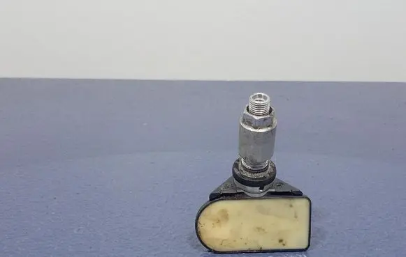 BMW i3 Tire pressure sensor 6877936