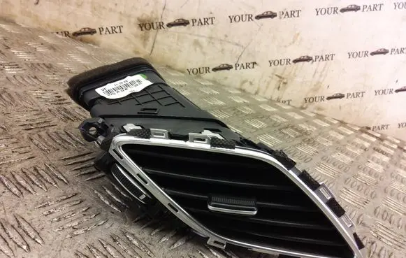 Hyundai i40 Dash center air vent grill U09D40