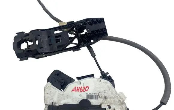 Volkswagen Golf VII Front door lock 5K1837016E