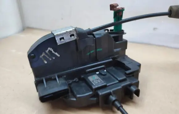 Nissan X-Trail T32 Front door lock