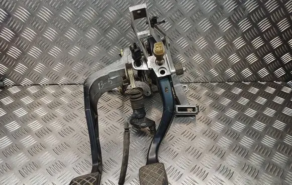 Volkswagen PASSAT B5 Pedal assembly 8D1721117D 8D1721316F 8D1721140D