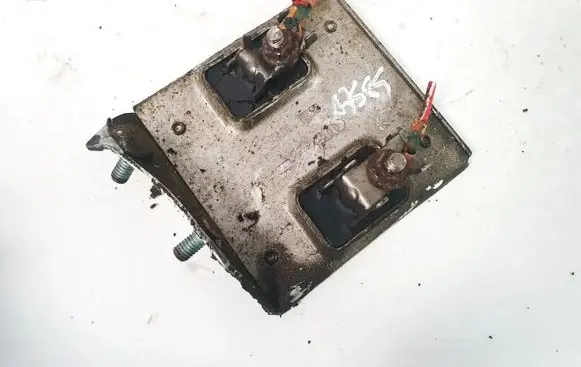 Volkswagen PASSAT B5 Coolant fan relay 8d0959493 r15279743