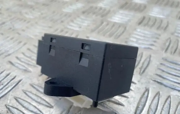 Volkswagen Golf V Seat heating relay 7L0959772 30004