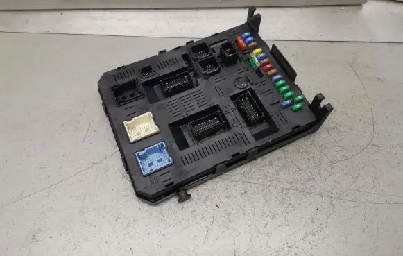 Peugeot 307 Fuse module 9660105680 21676031 28113342