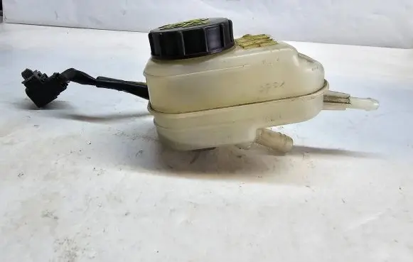 Mazda CX-7 Brake fluid reservoir 
