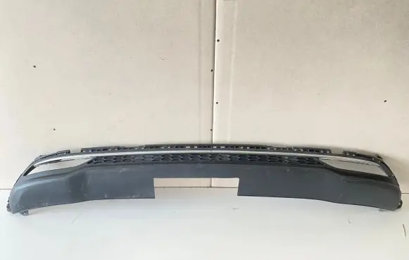 Rear bumper trim bar molding