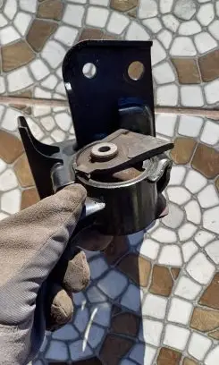 Toyota RAV 4 (XA30) Engine mount bracket