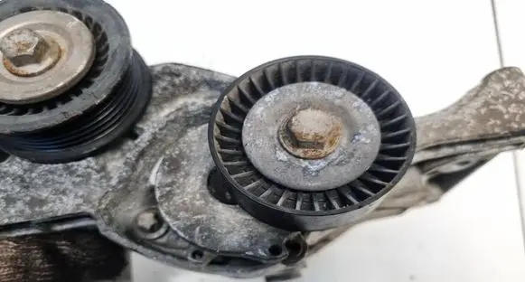 Opel Insignia A Generator/alternator belt tensioner 