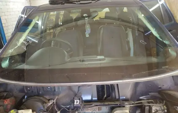 Land Rover Freelander 2 - LR2 Front windscreen/windshield window 