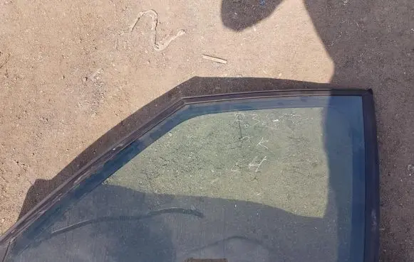 Citroen C4 Grand Picasso Front door window glass four-door