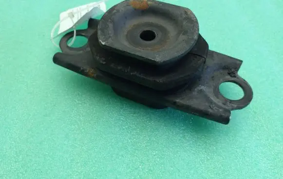 Nissan Qashqai Engine mount bracket