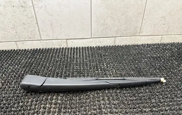 Rear wiper blade arm